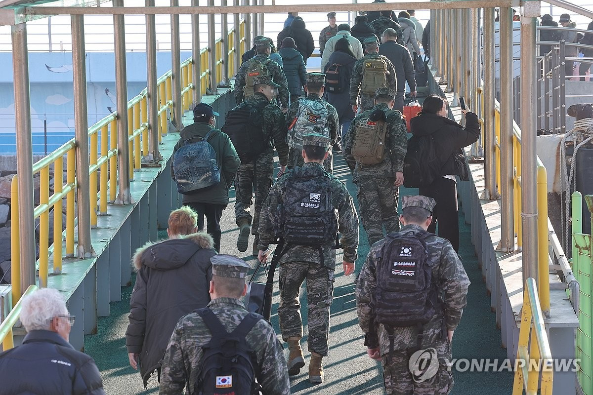 Lính thủy quân lục chiến Hàn Quốc đến đảo Yeonpyeong trong bối cảnh căng thẳng gia tăng. Ảnh: Yonhap Lính thủy quân lục chiến Hàn Quốc đến đảo Yeonpyeong trong bối cảnh căng thẳng gia tăng. Ảnh: Yonhap