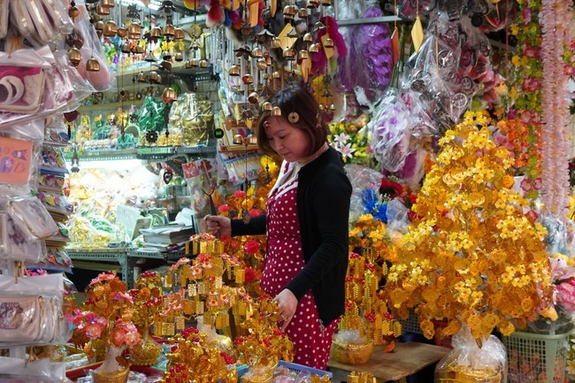 Các sản phẩm trang trí bình dân vài chục nghìn đồng dần ưa chuộng hơn trong dịp Tết này. Ảnh: Minh Tâm Các sản phẩm trang trí bình dân vài chục nghìn đồng dần ưa chuộng hơn trong dịp Tết này. Ảnh: Minh Tâm