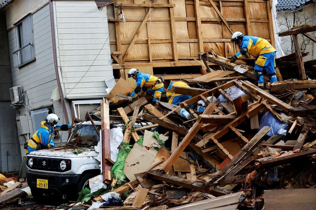 Lực lượng chức năng tại một ngôi nhà bị đổ sập ở Wajima ngày 4/1. Ảnh: Reuters Lực lượng chức năng tại một ngôi nhà bị đổ sập ở Wajima ngày 4/1. Ảnh: Reuters