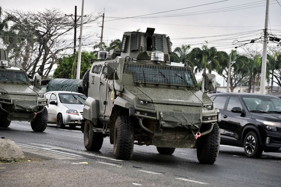 Xe bọc thép quân đội cũng được điều động. Ảnh: Reuters