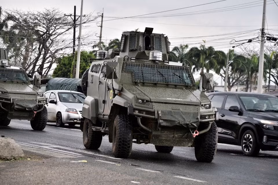 Xe bọc thép quân đội cũng được điều động. Ảnh: Reuters Xe bọc thép quân đội cũng được điều động. Ảnh: Reuters