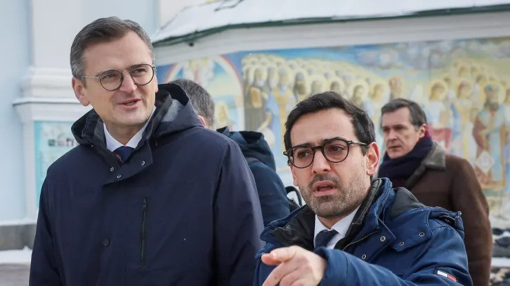 Ông Sejourne (phải) trò chuyện với ông Kuleba (trái). Ảnh: Reuters Ông Sejourne (phải) trò chuyện với ông Kuleba (trái). Ảnh: Reuters