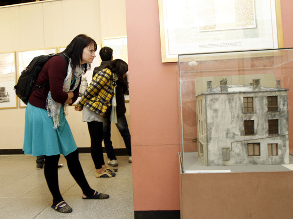 Các bạn trẻ chăm chú xem hỉnh ảnh đất nước thay đổi từng ngày