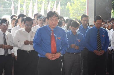 Anh Nguyễn Đắc Vinh, Ủy viên dự khuyết T.Ư Đảng, Bí thư Trung ương Đoàn thắp hương tưởng niệm