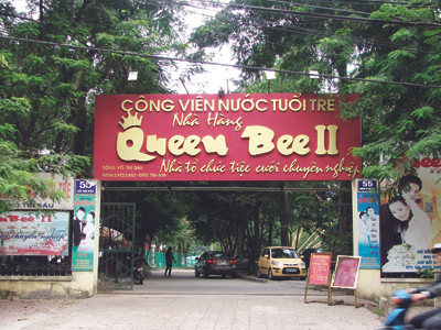 Công viên nghẹt thở bởi các nhà hàng, quán ăn Ảnh M.T