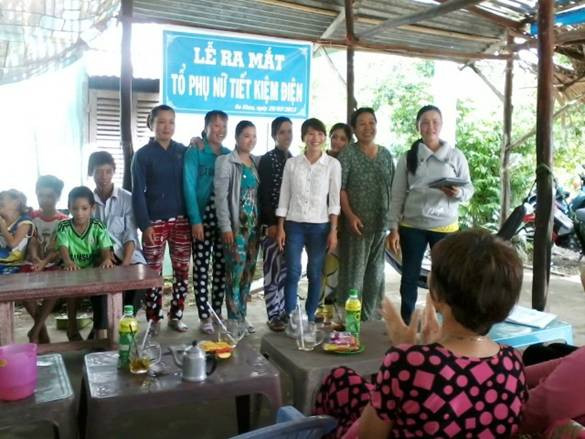 Lễ ra mắt tổ phụ nữ tiết kiệm điện ấp An Khoa. Ảnh: C.K