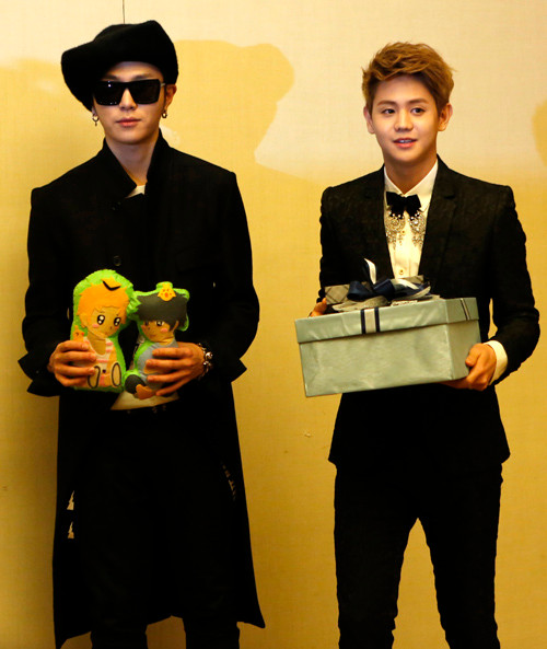 Hai anh chàng của Beast là nhóm tiếp theo ra mắt