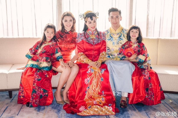 ‘Biểu tượng gợi cảm’ gốc Việt nức nở vì chồng kém 12 tuổi thay đổi ảnh 4