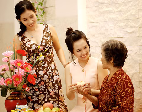 Huyền Trang hạnh phúc bên bà và mẹ