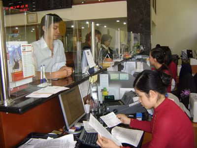 Người dân tìm hiểu thủ tục vay vốn từ gói hỗ trợ 30.000 tỷ đồng. Ảnh: CTV