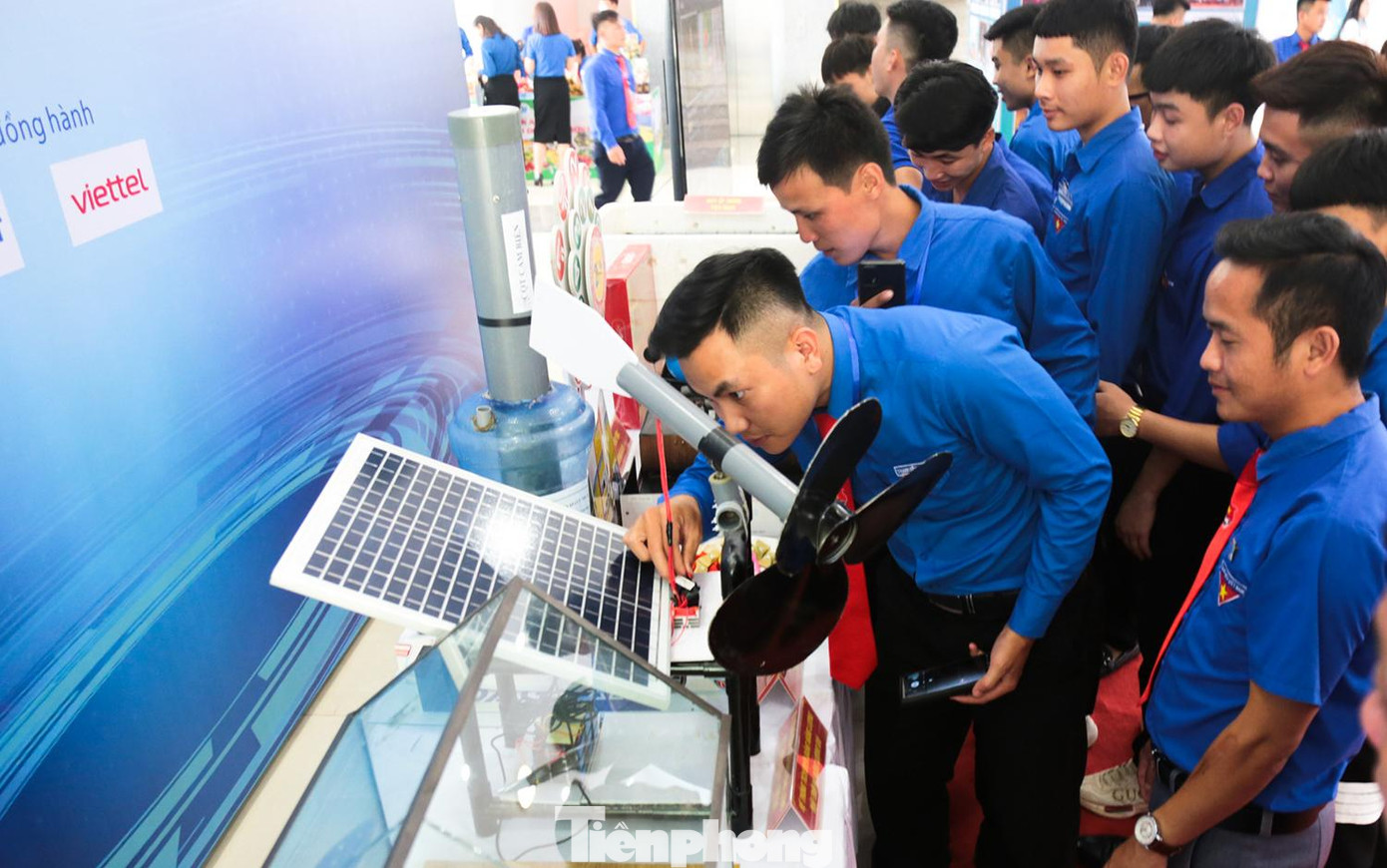 Thiết bị tích điện bằng năng lượng gió và năng lượng mặt trời do học sinh trường THCS Quyết Thắng, TP Sơn La sáng tạo.