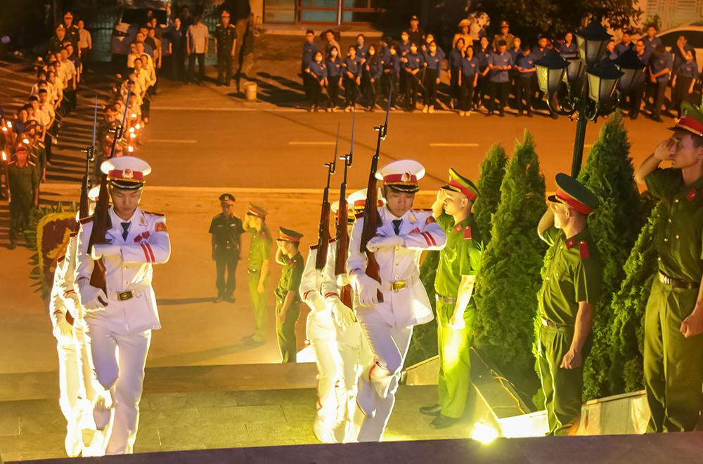 Đoàn đại biểu vào thắp hương tại nghĩa trang liệt sỹ phường Nam Cường, TP Lào Cai.