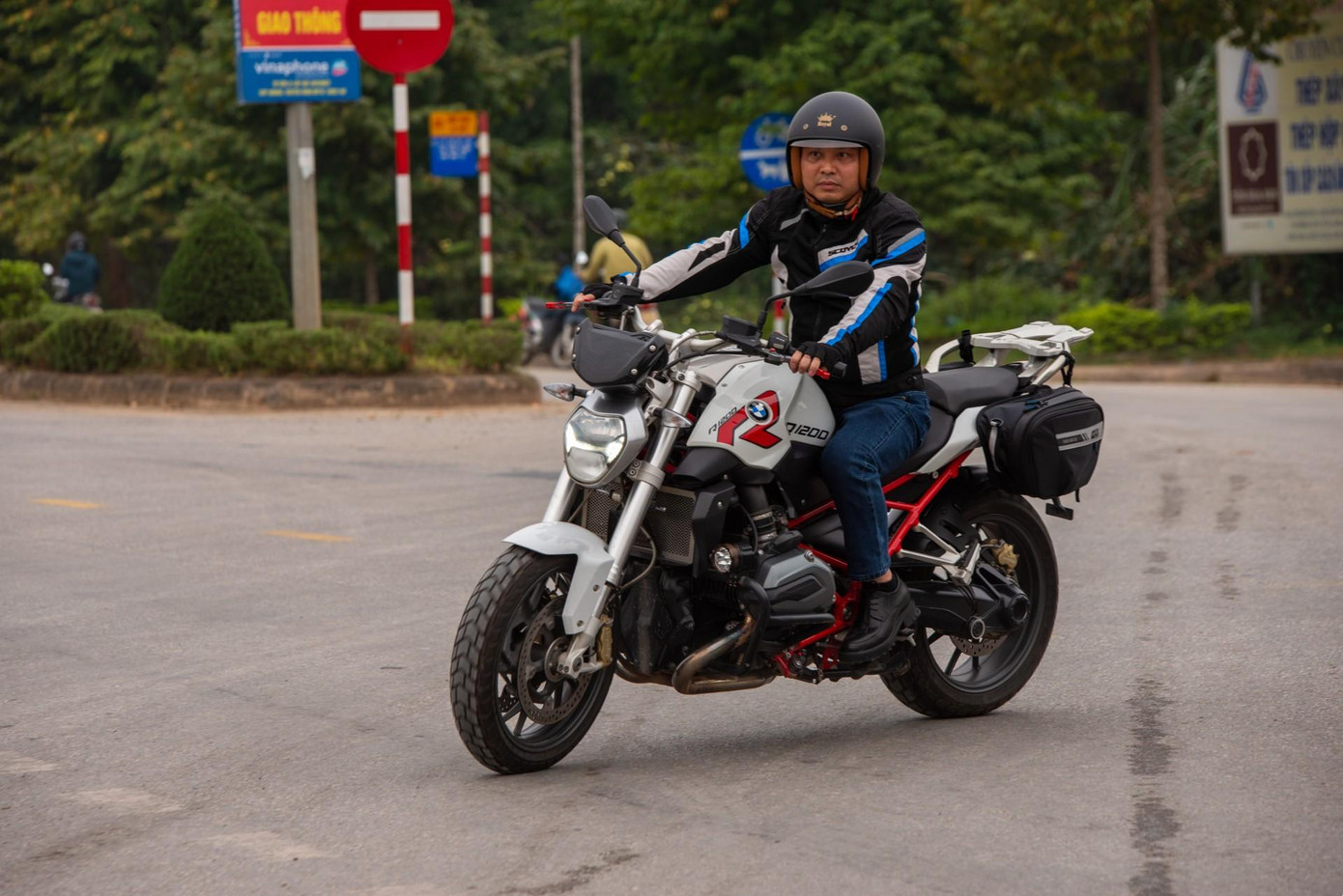 Ngoài những chiếc adventure còn có các mẫu sportbike khác của BMW Motorrad.