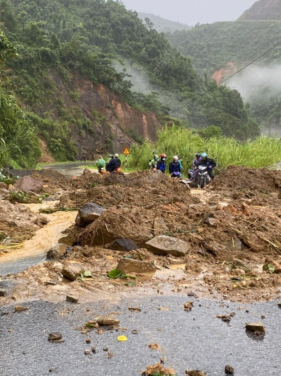 Sạt lở đất gây ách tắc giao thông trên địa bàn Võ Lao - Văn Bàn. Ảnh: Báo Lào Cai.