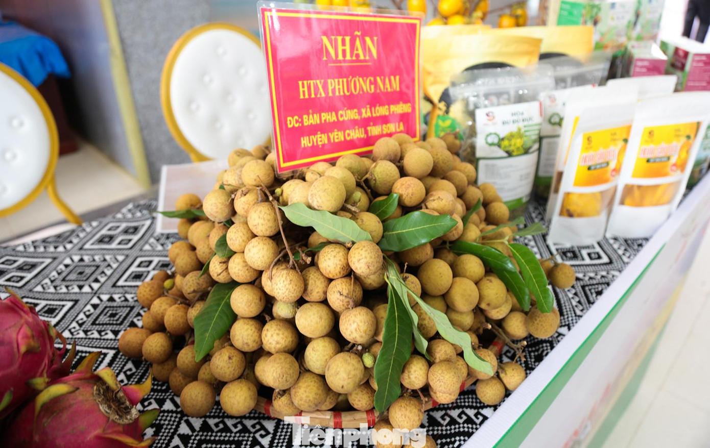 Nhãn chín muộn được trồng ở bản Pha Cúng, xã Lóng Phiêng, huyện Yên Châu. Vỏ mỏng, cùi dày và khá ngọt, giá khoảng 20.000 đồng/1kg.