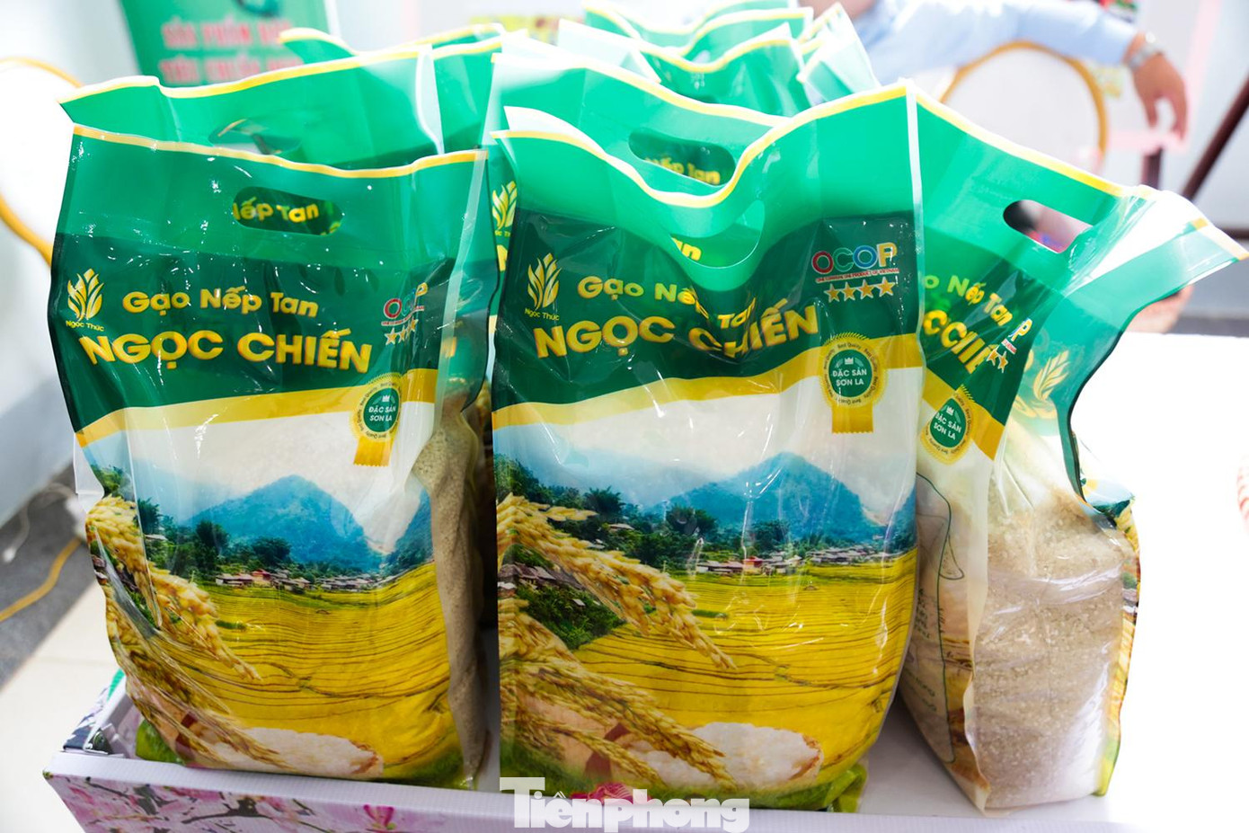 Gạo nếp Ngọc Chiến được trồng trên cánh đồng Mường Chiến (Mường La, Sơn La) có độ cao 1.800 mét so với mực nước biển. Theo người dân địa phương, giống lúa có từ thời ông cha để lại với hạt to, tròn khi ăn có vị ngọt. Đây là sản phẩm OCOP 4 sao của tỉnh Sơn La năm 2021.