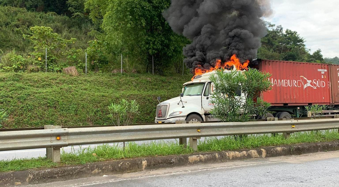 Chiếc xe container bốc cháy dữ dội phần đầu xe. Ảnh: Nga Vũ. Chiếc xe container bốc cháy dữ dội phần đầu xe. Ảnh: Nga Vũ.