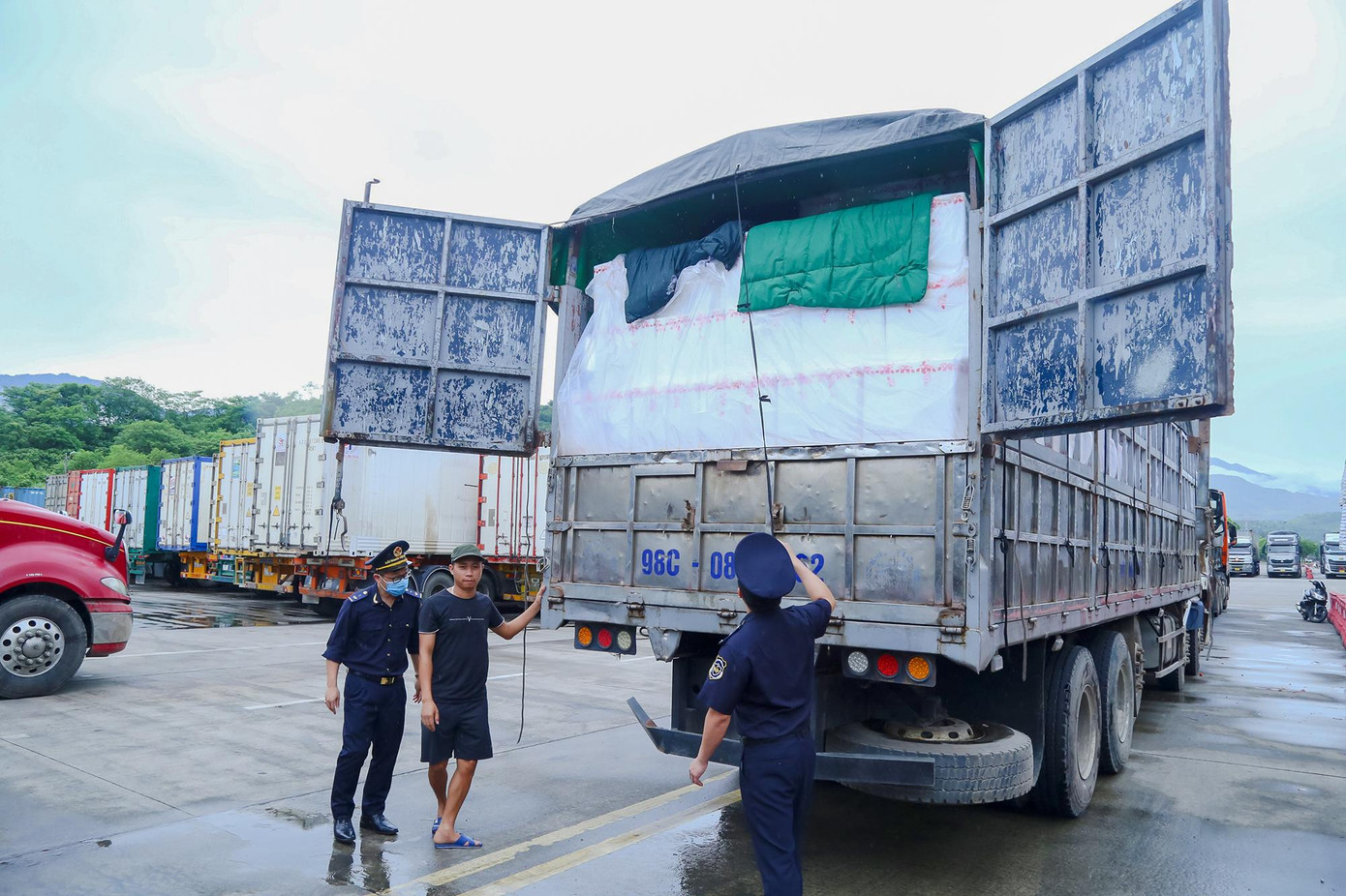 Các xe chở mặt hàng quả vải tươi chủ yếu từ Bắc Giang lên.