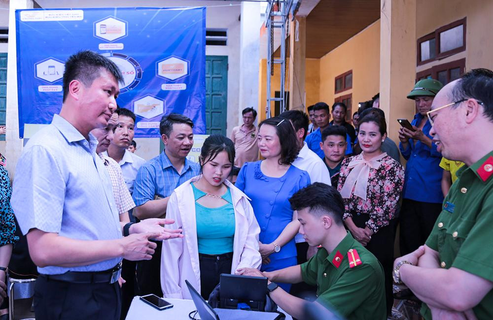 Việc triển khai cấp căn cước công dân gắn chíp cũng diễn ra thuận lợi hơn. Với đường truyền được kéo đến tận thôn, người dân có thể làm thủ tục ngay tại nhà văn hóa thôn thay vì phải ra xã, huyện như trước đây.