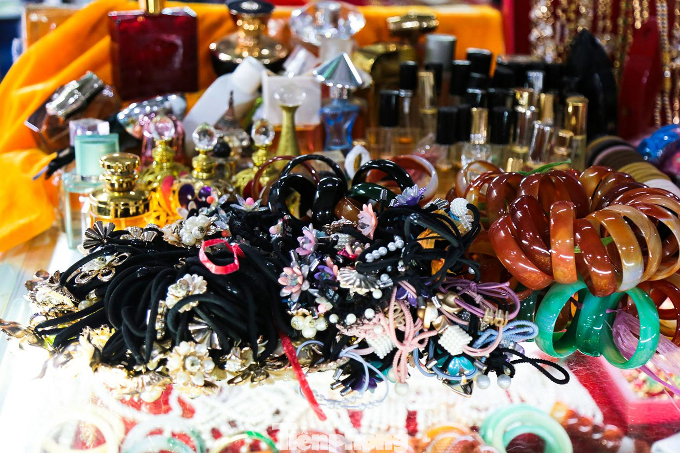 Từ những vật dụng nhỏ nhất như lắc đeo tay, kẹp tóc....