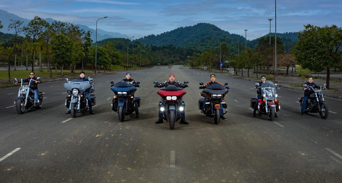 Trong dàn mô tô tham gia diễu hành cổ động chương trình Chủ nhật Đỏ vào sáng mai (16/1) có khoảng 10 chiếc Harleyy-Davidson, nổi bật là các mẫu Striker, Road Glide, Road Glide CVO, Road King.