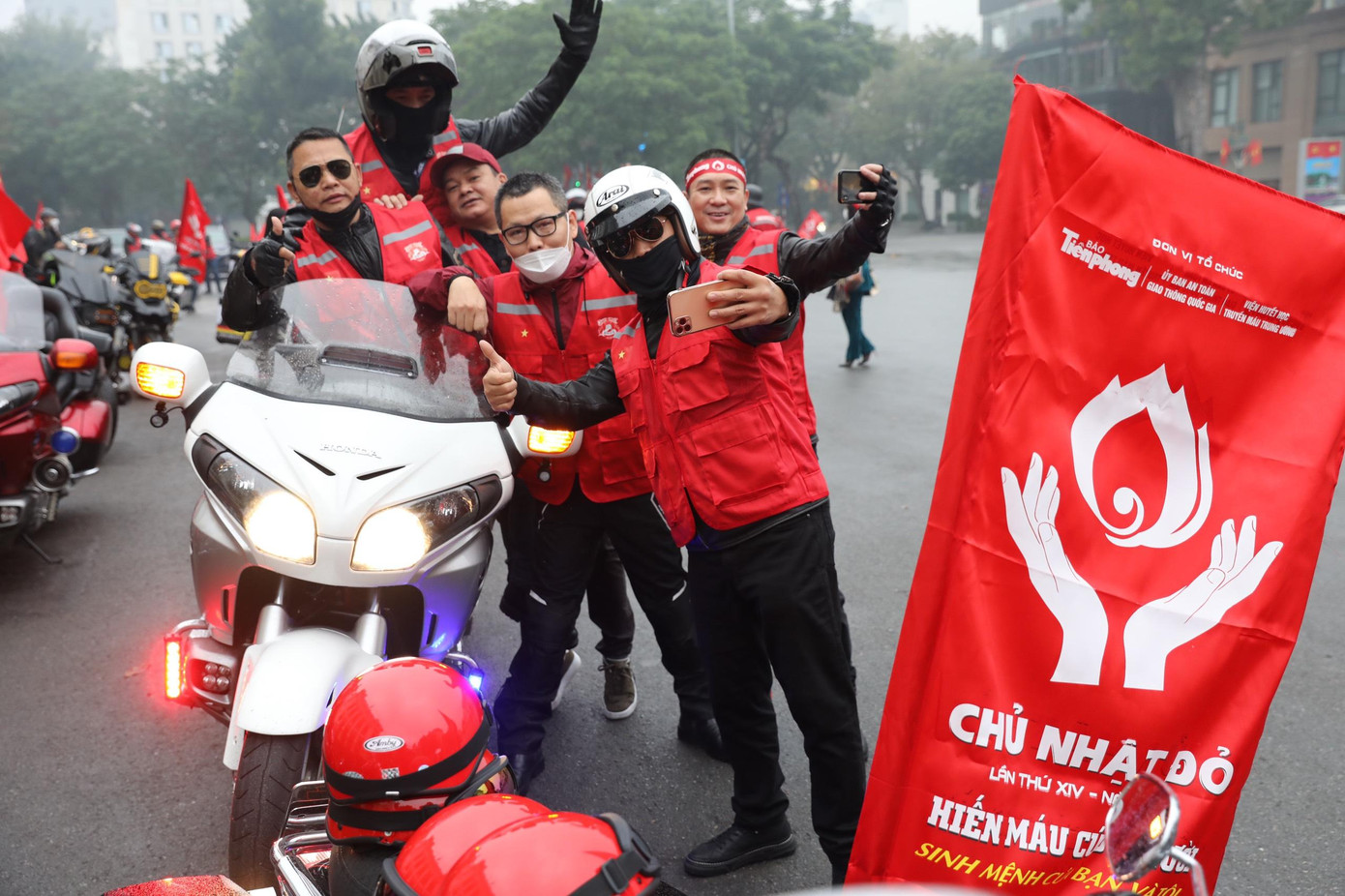 Theo chia sẻ của thành viên câu lạc bộ Bros Motor Club, mặc dù phải dậy sớm tập trung và diễu hành qua một số tuyến phố ở Hà Nội nhưng tất cả anh em đều rất háo hức, mong lan toả được tinh thần Hiến máu cứu người.