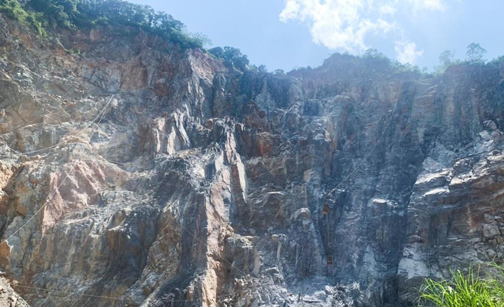 Tai nạn tại mỏ đá của công ty cổ phần Nhuận Phát (Mai Châu, Hòa Bình) khiến một công nhân tử vong. Ảnh: Lao Động.