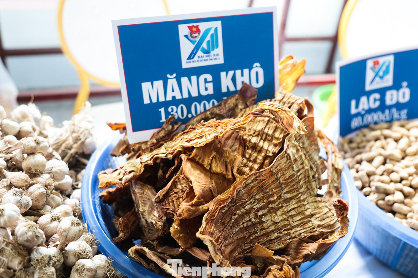 Măng rừng tự nhiên luộc, phơi thủ công. Hiện đang là mùa nên số lượng khá nhiều.