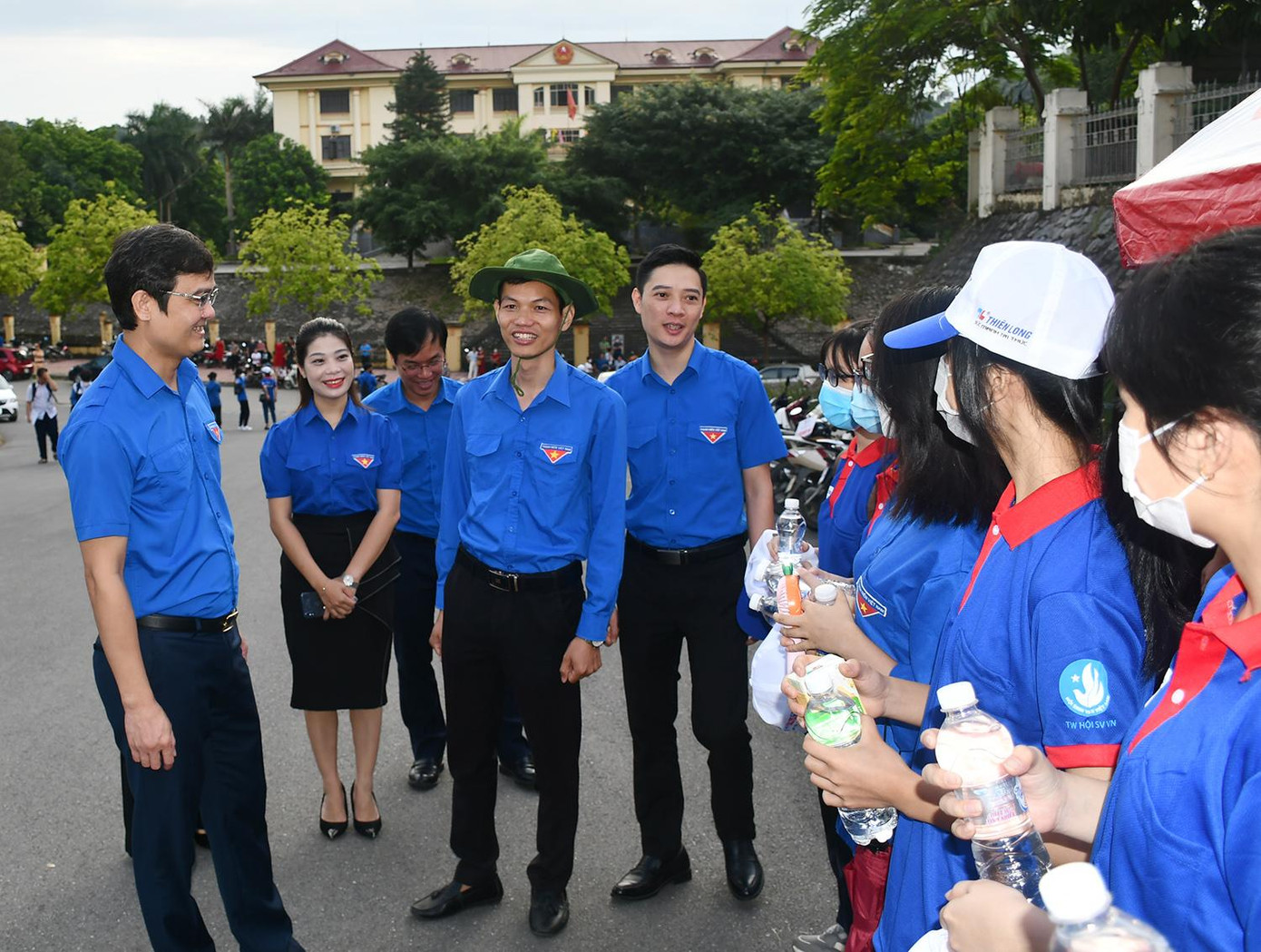 Bí thư Thường trực Trung ương Đoàn Bùi Quang Huy động viên tinh thần các tình nguyện viên. Bí thư Thường trực Trung ương Đoàn Bùi Quang Huy động viên tinh thần các tình nguyện viên.