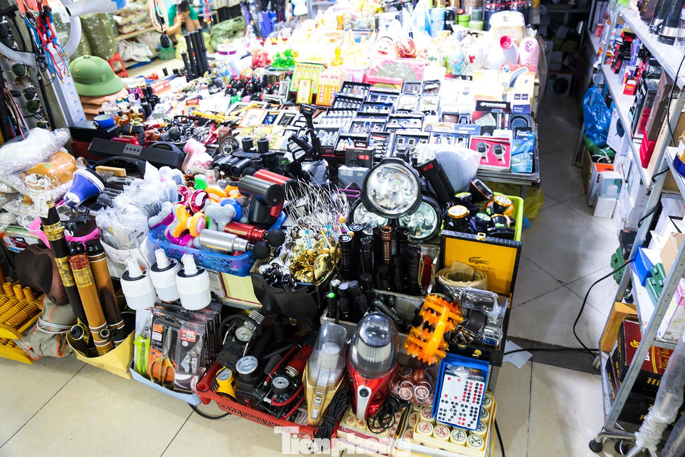 Giá bán của các mặt hàng này thường không được niêm yết và khách du lịch chủ yếu là mặc cả vừa ý là mua.