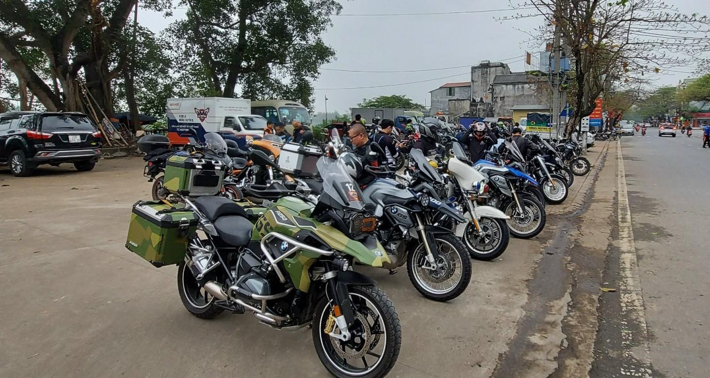 BMW R 1250 GSA và phiên bản R1250 GS, thuộc phân khúc Adventure cao cấp nhất của hãng BMW Motorrad đến từ Đức. Xe được trang bị khối động cơ Boxer dung tích xi lanh từ 1170 cc lên 1254 cc, vận hành mạnh mẽ nhưng tối ưu hóa mức tiêu thụ nhiên liệu, giảm mức khí thải, tăng độ mượt mà của động cơ tại vòng tua thấp và tạo nên những âm thanh đặc trưng.