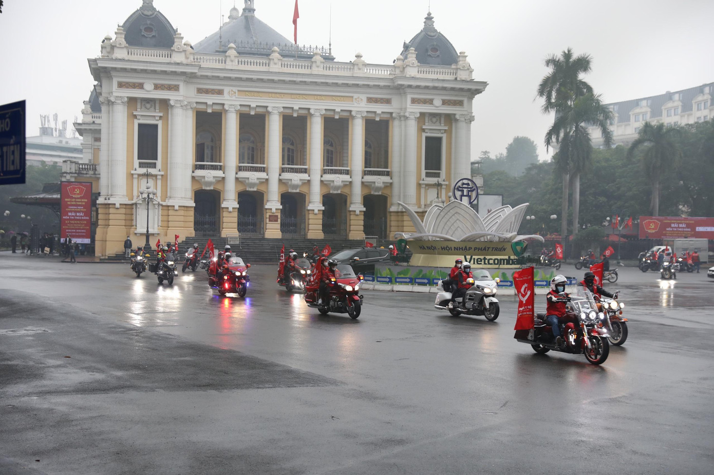Hơn 7h đoàn mô tô cùng các người đẹp bắt đầu diễu hành từ nhà hát lớn Hà Nội.