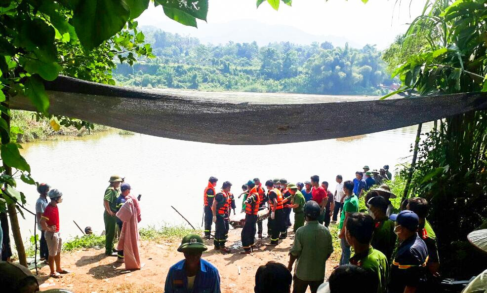 Thi thể nam sinh được tìm thấy và bàn giao cho gia đình lo hậu sự. Thi thể nam sinh được tìm thấy và bàn giao cho gia đình lo hậu sự.