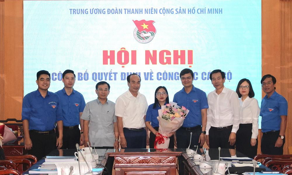 Trao quyết định chuẩn y Bí thư Tỉnh Đoàn Lào Cai khóa XIII, nhiệm kỳ 2017 - 2022 cho đồng chí Giàng Thị Mai.