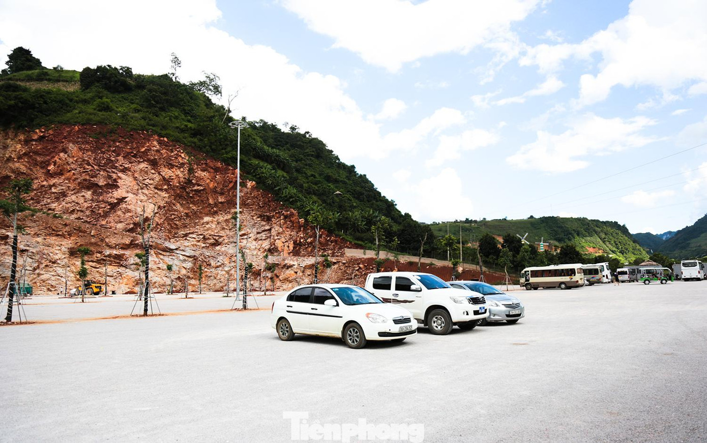 Cũng theo UBND huyện Mộc Châu, khu đỗ xe với tổng diện tích 1,78 ha của điểm du lịch này chưa có quy hoạch. Trong thông báo gửi đơn vị vận hành, UBND huyện Mộc Châu yêu cầu tạm dựng hoạt động kinh doanh lưu trú đối với hạng mục công trình khách sạn đoàn tàu, villa hình cầu. Tạm dừng sử dụng các công trình nhà điều hành, nhà sàn trưng bày, nhà biểu diễn sân khấu và khẩn trương hoàn thiện các thủ tục hành chính về đất đai, xây dựng.