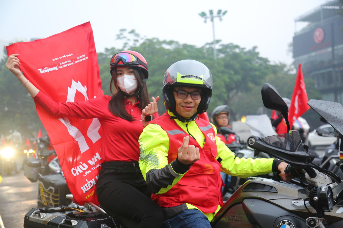 Các người đẹp xuất hiện cùng đoàn mô tô cũng không giấu được sự xúc động về ý nghĩa nhân văn của chương trình.