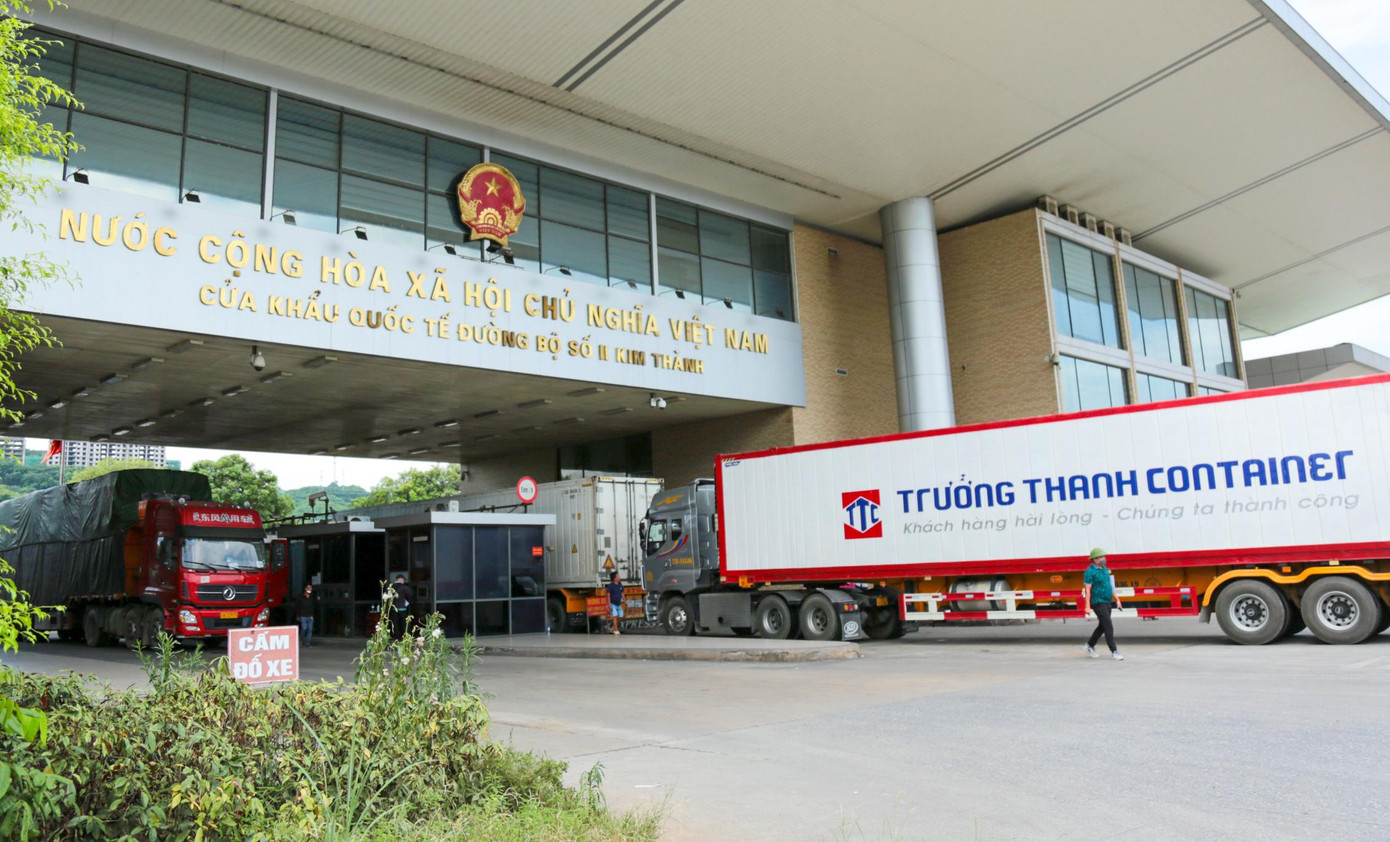 Hoạt động xuất nhập khẩu nông sản qua cửa khẩu quốc tế đường bộ số II Kim Thành (Lào Cai) lại tiếp tục bị ngưng trệ. Ảnh: Hân Nguyễn. Hoạt động xuất nhập khẩu nông sản qua cửa khẩu quốc tế đường bộ số II Kim Thành (Lào Cai) lại tiếp tục bị ngưng trệ. Ảnh: Hân Nguyễn.