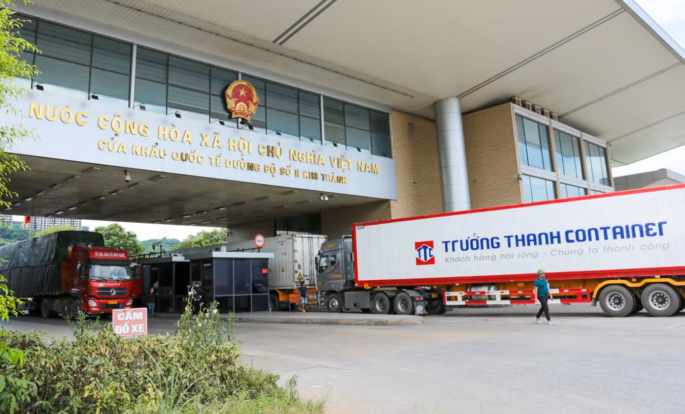 Hoạt động xuất nhập khẩu nông sản qua cửa khẩu quốc tế đường bộ số II Kim Thành (Lào Cai) lại tiếp tục bị ngưng trệ. Ảnh: Hân Nguyễn.