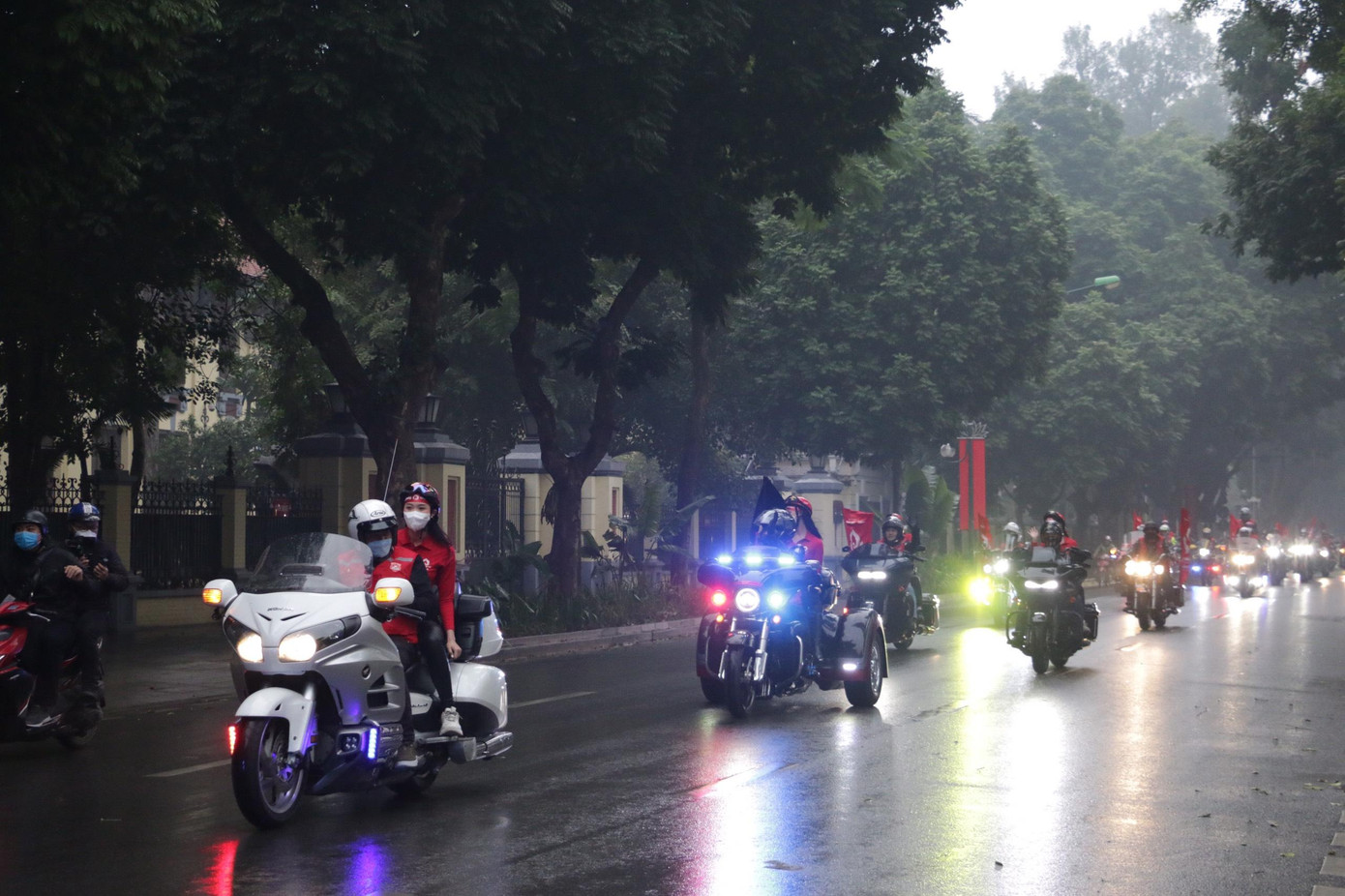 Đoàn di chuyển qua các tuyến phố Tràng Thi - Điện Biên Phủ - Trần Phú - Sơn Tây - Kim Mã - Đào Tấn - Nguyễn Khánh Toàn - Hoàng Quốc Việt - Phạm Văn Đồng - Cổ Nhuế.