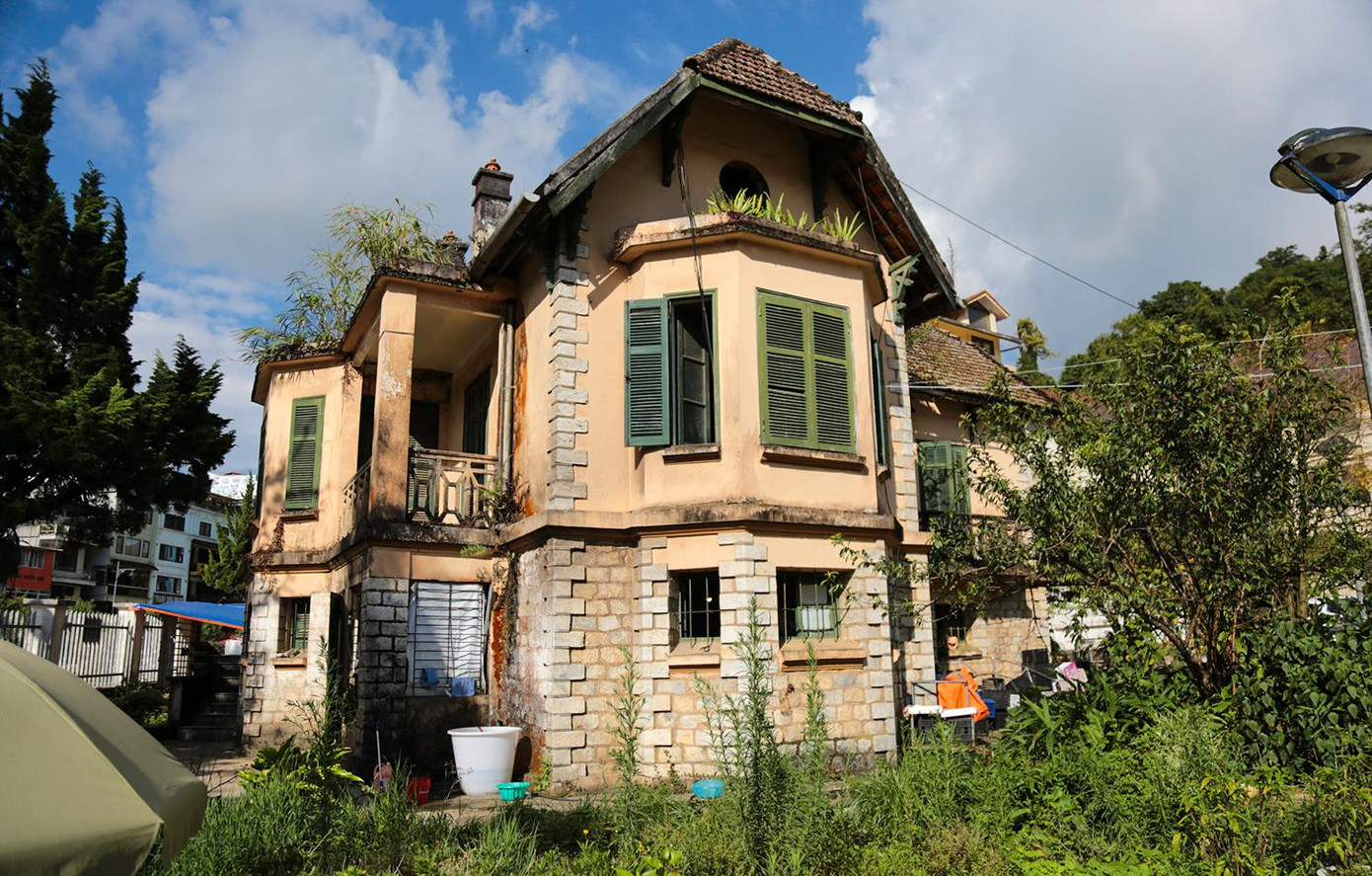 Nằm trên phố Thạch Sơn và thuộc phần đất của trung tâm khí tượng thủy văn Sa Pa, một ngôi biệt thự Pháp cổ bị bỏ hoang và được người dân trưng dụng làm chỗ để vật dụng buôn bán.