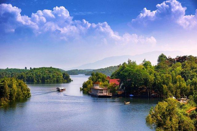 Thủ tướng nhấn mạnh yêu cầu phát huy yếu tố môi trường, sinh thái để phát triển kinh tế, tạo công ăn việc làm, sinh kế cho người dân. Nghiên cứu khai thác lợi thế mặt hồ Thác Bà để phát triển điện mặt trời, giảm công suất thủy điện. Phát triển kinh tế, nhất là du lịch Hồ Thác Bà để nâng cao đời sống tinh thần, vật chất cho người dân sống xung quanh hồ...