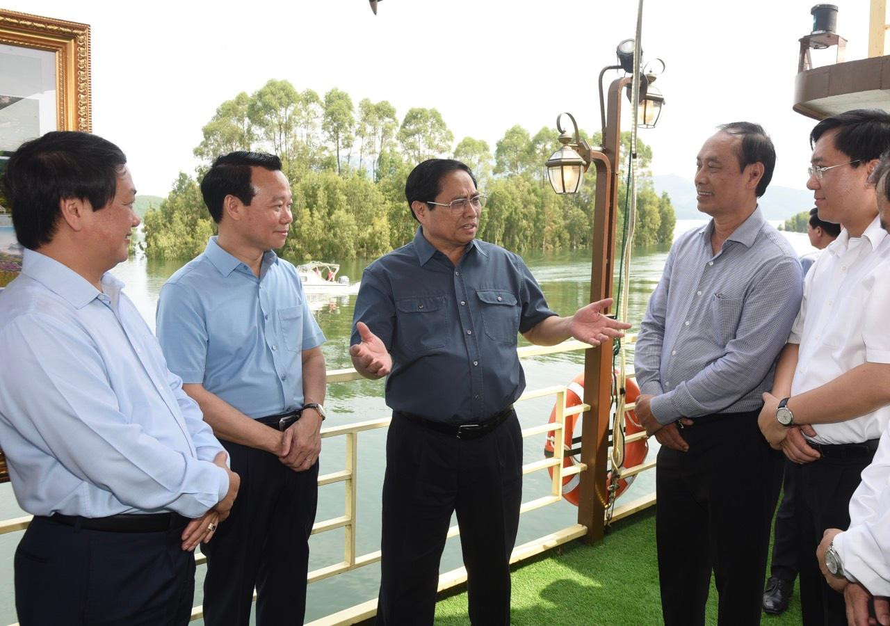 Thủ tướng đã nghe báo cáo về định hướng quy hoạch chung xây dựng Khu du lịch quốc gia hồ Thác Bà, các dự án giao thông kết nối nội tỉnh và liên tỉnh.