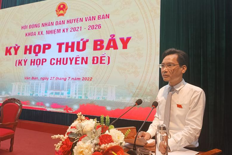 Ông Phí Công Hoan tại kỳ họp thứ bảy Hội đồng nhân dân huyện Văn Bàn khóa XX, nhiệm kỳ 2021 - 2026. Ảnh: Huyện Văn Bàn.