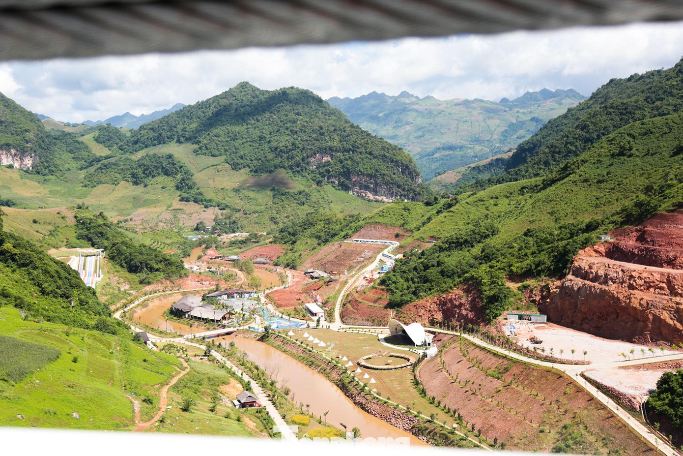 Điểm du lịch Mộc Châu Island nằm trên địa bàn xã Mường Sang "thai nghén" từ năm 2018 và được UBND tỉnh Sơn La chấp thuận chủ trương đầu tư xây dựng vào tháng 2/2020, trải qua 4 lần điều chỉnh vào các tháng 3, tháng 5/2020; tháng 4/2021 và tháng 11/2021. UBND huyện Mộc Châu phê duyệt đồ án Quy hoạch chi tiết 1/500 vào tháng 7/2020.
