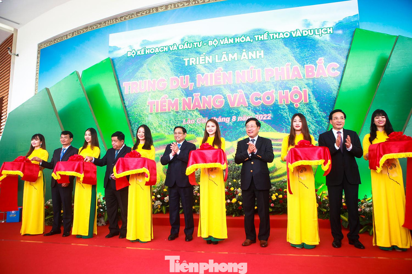 Ngày 27/8, tại thành phố Lào Cai, tỉnh Lào Cai diễn ra Hội nghị triển khai Chương trình hành động của Chính phủ thực hiện Nghị quyết 11-NQ/TW của Bộ Chính trị về phương hướng phát triển kinh tế, xã hội, bảo đảm quốc phòng, an ninh vùng Trung du và miền núi Bắc Bộ đến năm 2030, tầm nhìn đến năm 2045. Trước khi bắt đầu hội nghị, Thủ tướng Phạm Minh Chính và các đại biểu cắt băng khai mạc triển lãm ảnh &quot;Trung du, miền núi phía Bắc tiềm năng và cơ hội&quot;.