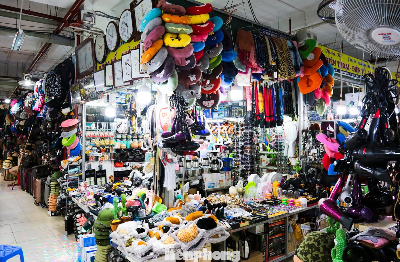 ... cho đến máy sấy tóc, gối tựa đầu, gậy chụp ảnh, bình giữ nhiệt, vv...khách du lịch đều có thể tìm thấy trong khu chợ.