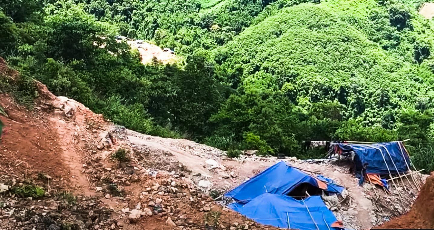 Các bãi vàng trái phép ở hai huyện Sìn Hồ và Mường Tè (Lai Châu). Các bãi vàng trái phép ở hai huyện Sìn Hồ và Mường Tè (Lai Châu).