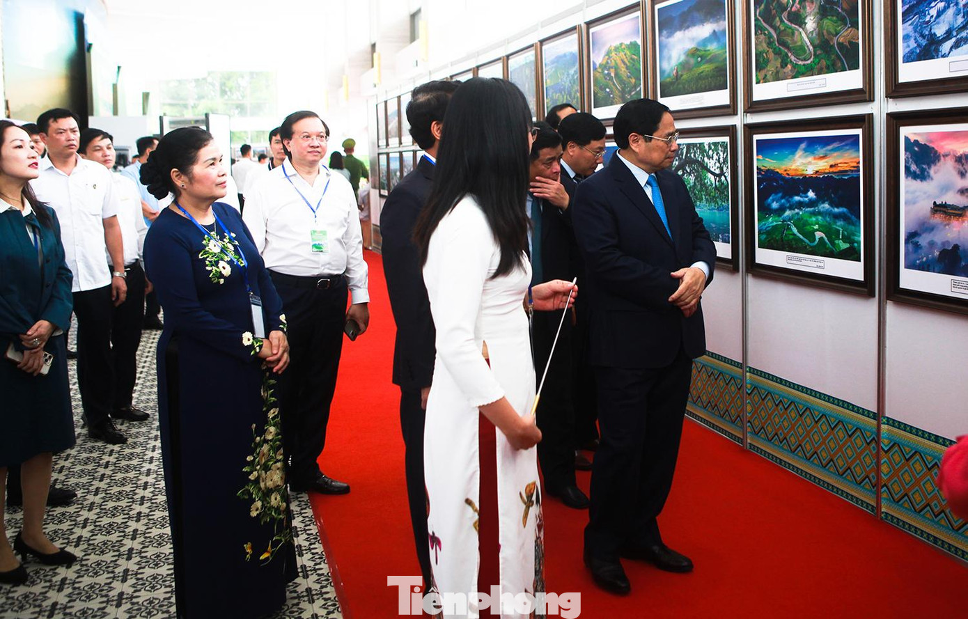 Thủ tướng tham quan triển lãm ảnh, nghe giới thiệu về các địa danh nổi tiếng của khu vực Trung du, miền núi phía Bắc.