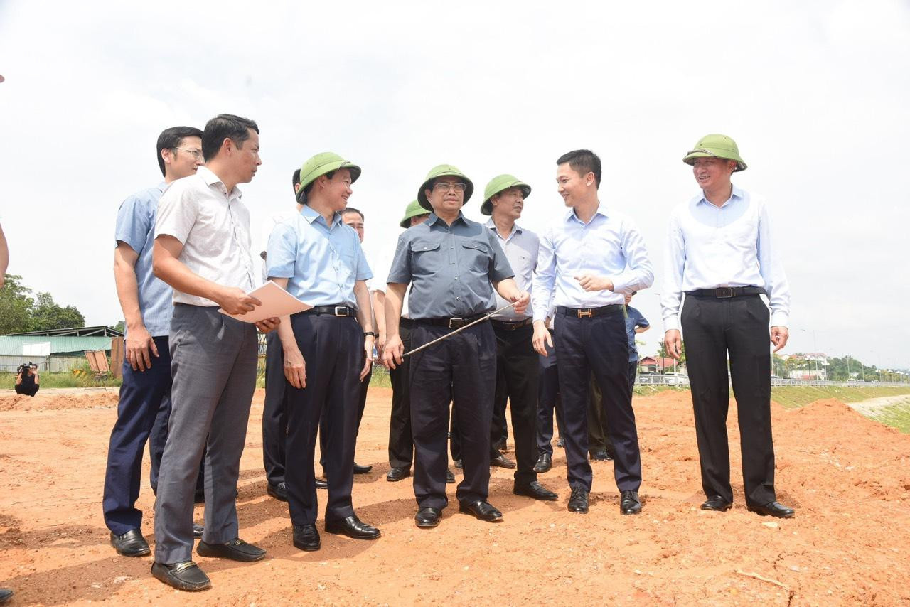 Thủ tướng Phạm Minh Chính và đoàn công tác đã thăm cơ sở hạ tầng khu vực xã Giới Phiên, xã Bảo Hưng để phát triển đô thị thành phố Yên Bái phía hữu ngạn sông Hồng. Thăm khu vực quy hoạch xây dựng khu công nghiệp Trấn Yên, thành phố Yên Bái, Thủ tướng Chính phủ chỉ đạo, Yên Bái cần lựa chọn nhà đầu tư tốt; triển khai đúng quy định của pháp luật, nhưng phải hiệu quả; phát huy mô hình lãnh đạo công, quản trị tư để phát triển khu công nghiệp này.