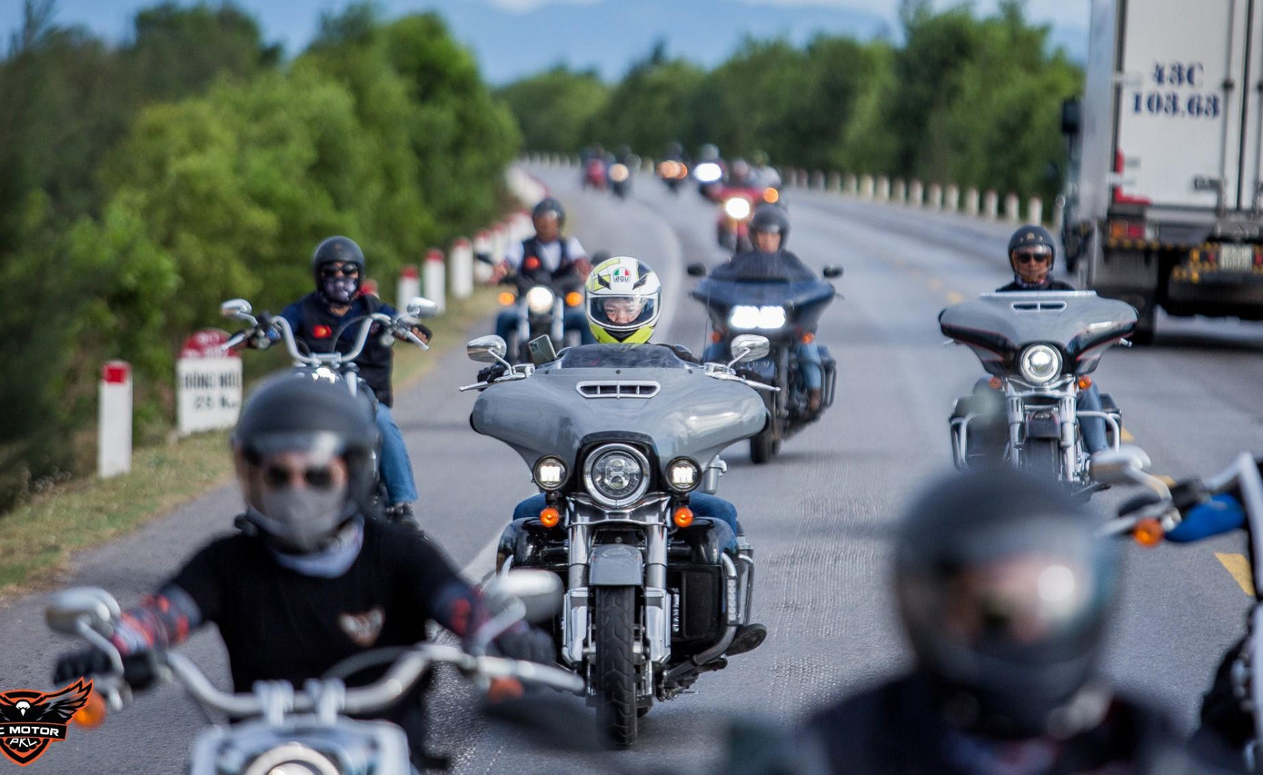 Mẫu mô tô luôn nổi bật giữa đám đông là Harley-Davidson CVO Road Glide với kiểu dáng hầm hố và gọn gàng. Xe có thiết kế đầu bò, cánh gió Fang Front, hốc gió Screaming Eagle Heavy Breather, bộ vành Exclusive Knockout 21 inch ở trước và 18 inch ở sau, hệ thống treo được cải tiến nhằm phù hợp với bộ vành đặc biệt, đồng thời tối ưu hóa hiệu năng hoạt động và cảm giác lái của xe.